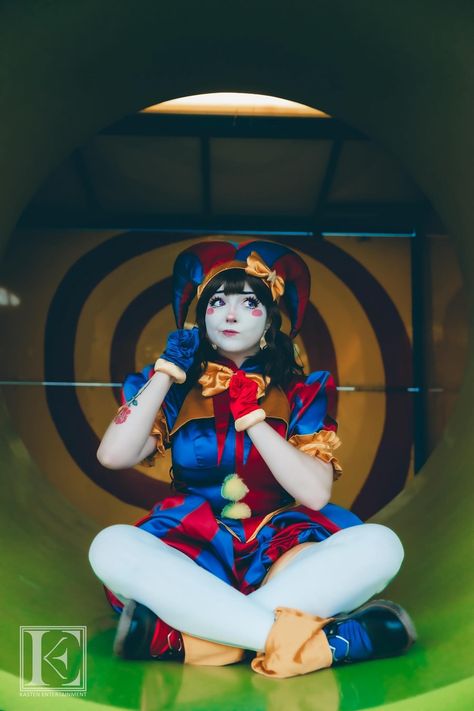 @straw_bear_iexx • I got more photos back from my Pomni shoot and I’m OBSESSED 🎪❤️cosplay • Threads Pomni Cosplay, Clown Core, Clown Girl, Red Ribbon Week, Cosplay Inspo, Cosplay Outfits, Red Ribbon, Playing Dress Up, Cosplay Anime