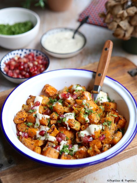 Vous vous régalerez avec cette délicieuse recette de butternut, tahiné et grenade. Une recette aux accents orientaux très saine et très bonne. Easy Diner, Green Veggies, No Salt Recipes, Raw Chocolate, Do Not Eat, Savoury Food, No Cook Meals, Vegetable Recipes, Cooking Time