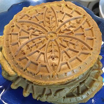 Pumpkin Pizzelle Recipe, Italian Holiday Cookies, Pizzelle Cookies, Pizzelle Recipe, Italian Cookies, Apple Crumble, Pumpkin Pie Spice, Holiday Food, Easy Food