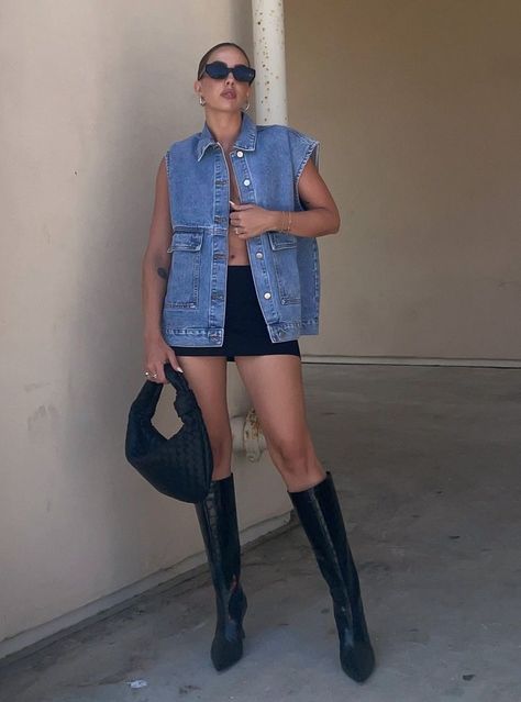 Extremely Hot Weather Outfits, Denim On Denim Outfit Summer, Oversized Denim Vest Outfit, Denim Vest Outfit Summer, Jean Vest Outfit, Denim Vest Outfits, Oversized Vest Outfit, Oversized Denim Vest, Vest Outfits Aesthetic