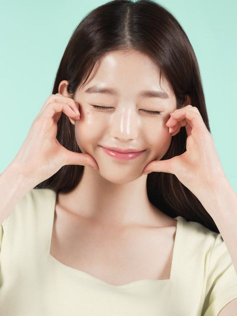 Wonyoung Innisfree, Innis Free, Japan Activities, Natural Hair Bun Styles, Brochure Inspiration, Wonyoung Liz, Affirmations For Happiness, Ive Wonyoung, Won Young