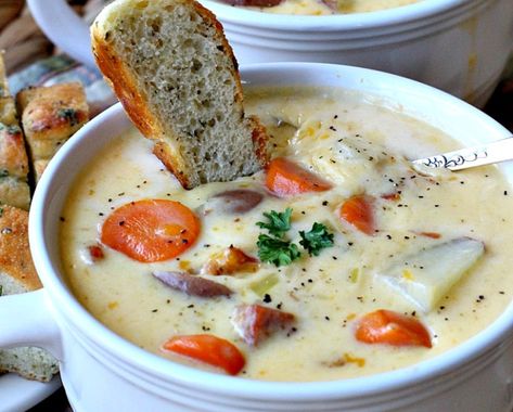 La soupe canadienne au fromage est totalement délicieuse et facile à faire! Roast Beef Sandwich, Cheese Soup Recipes, Cheese Sauce Recipe, Best Soup Recipes, Cook Chicken, Canadian Food, Soup And Stew, Favorite Comfort Food, Cheese Soup