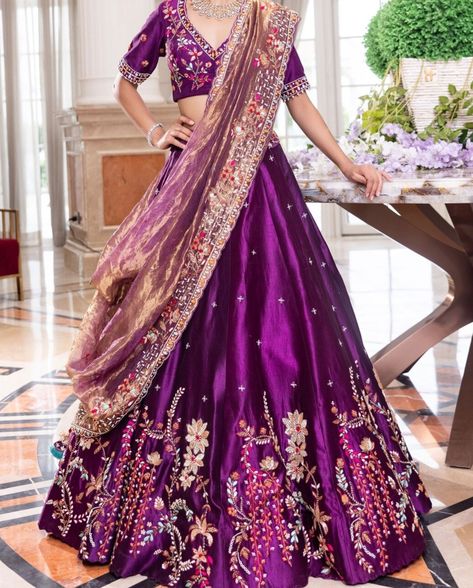 Purple Combination Lehenga, Reception Saree For Bride Sister, Pattu Langa Voni Half Saree, Reception Lehenga Bridal, Reception Lehengas, Langa Voni Half Saree, Purple Combination, Anarkali Patterns, 7th Month