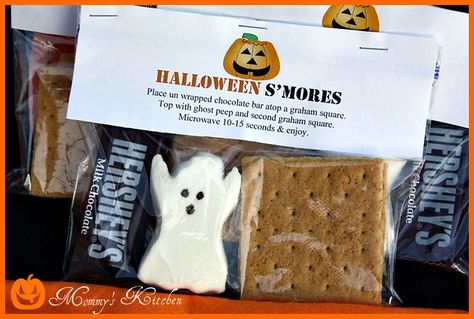 Halloween Ghost Peep S'mores. Great idea for class gifts! Halloween Smores Kit, Halloween Smores, Halloween Peeps, Fun Holiday Treats, Hallowen Ideas, School Treats, Halloween Goodies, First Halloween, Halloween Recipes