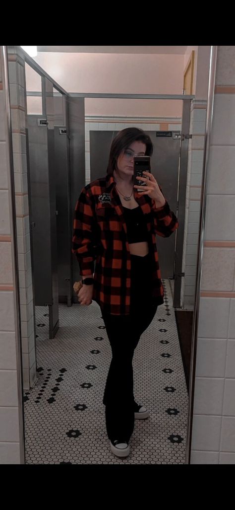 Flannel, converse and flared leggings. Flair Leggings Outfit Grunge, Flare Leggings And Flannel Outfit, Flare Jeans And Flannel Outfit, Flannel With Flare Jeans, Leggings And Flannel Outfit, Flannel Alt Outfits, Black Flared Leggings Outfit, Outfit With Flannel, Black Flared Leggings