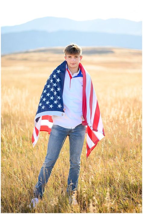 Pete with his American Flag and the beautiful Colorado mountains as a back drop for his Littleton senior photos! Dakota Ridge High School Senior. Lilo Photography serves Littleton and Denver, Colorado. Male Senior Picture Ideas High Schools, High School Senior Picture Ideas 2025, American Flag Senior Pictures, 2025 Picture, Flag Photoshoot, American Flag Photography, Pictures Of Flags, Sr Photos, Poses Men