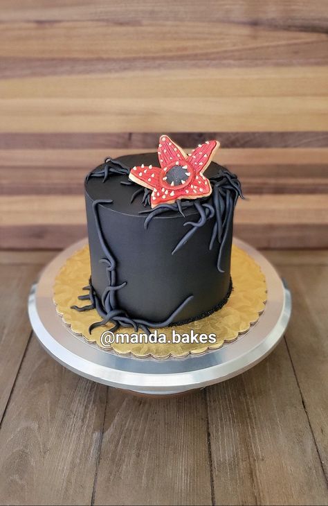 Stranger things cake, demogorgon cake Demagorgan Cake, Tort Stranger Things, Demogorgon Cake, Stranger Things Cakes, Stranger Things Cake Ideas, Stranger Things Birthday Cake, Stranger Things Cake, Elena Birthday Party, Stranger Things Theme