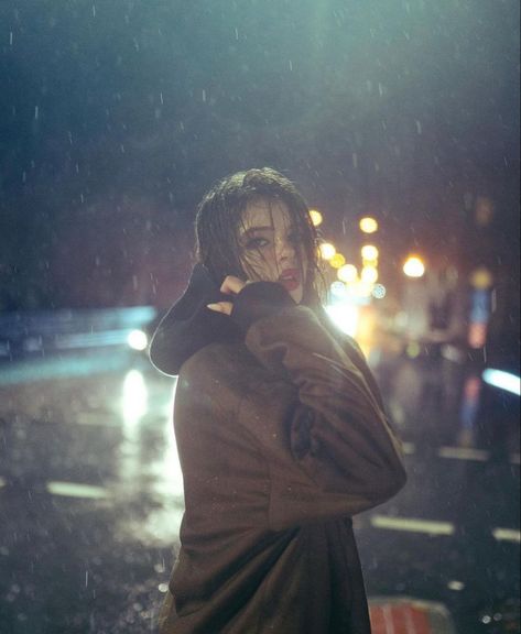 Rainy Photoshoot, Rain Street, Senior Photoshoot Poses, City Shoot, Rain Photo, Night Portrait, Photography Inspiration Portrait, Street Portrait, Photography Challenge