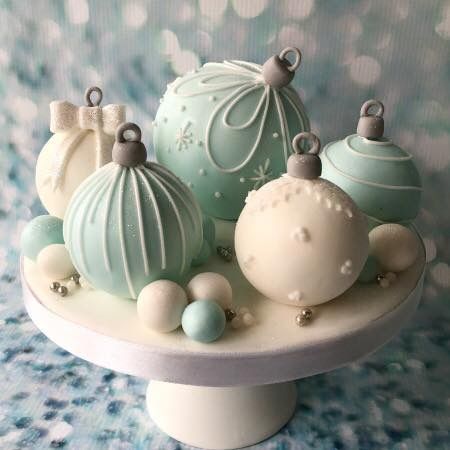 Christmas Cake Balls, Christmas Cake Pops, Christmas Cake Designs, Christmas Cookie Exchange, Xmas Cake, Winter Cake, Christmas Cakes, Chocolate Bomb, Xmas Food