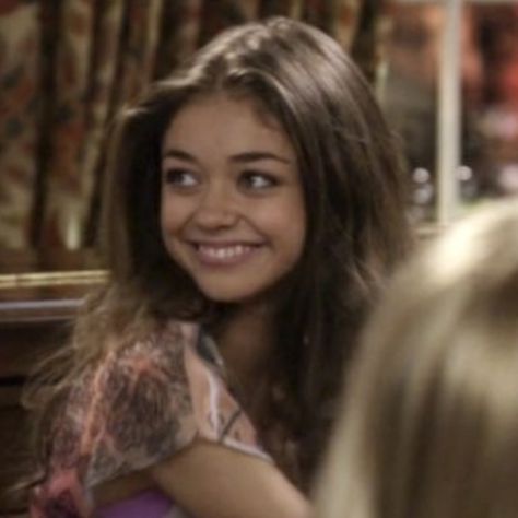 Hailey Modern Family, Hailey Dunphy, Sarah Hyland Hair, Haley Modern Family, Modern Family Haley, Round Face Celebrities, Haley Dunphy, Celebrity Skin, Sarah Hyland