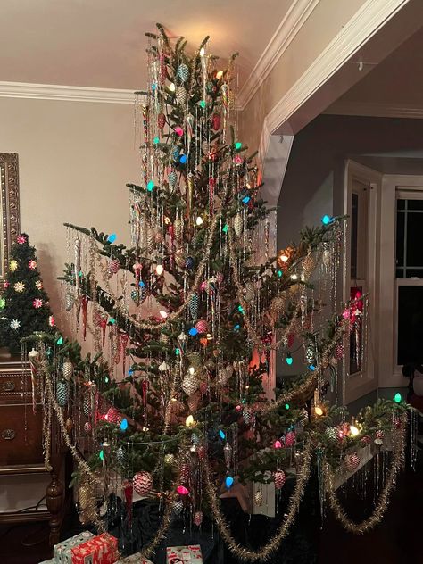 Antique Crocks Decor Ideas, Crocks Decor Ideas, Crocks Decor, Modern Christmas Decor Ideas, Old Fashion Christmas Tree, Amazing Christmas Trees, Antique Crocks, Old Time Christmas, Tinsel Christmas Tree