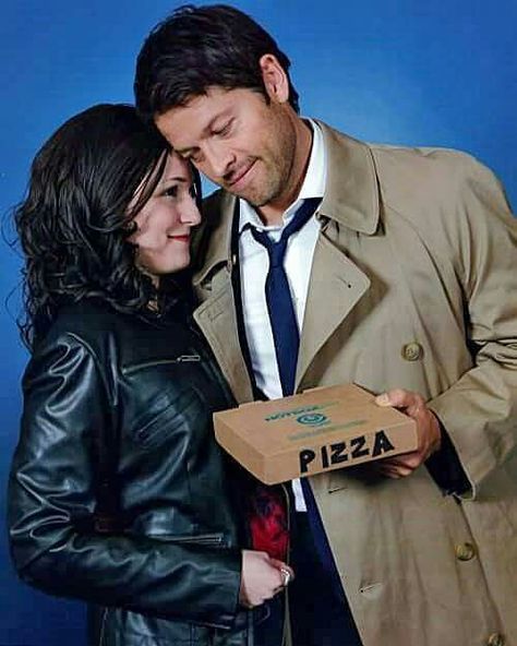 Sam E Dean Winchester, Photo Op Ideas, Pizza Guy, Supernatural Convention, Spn Cast, Winchester Supernatural, Supernatural Memes, Tv Supernatural, Supernatural Fans