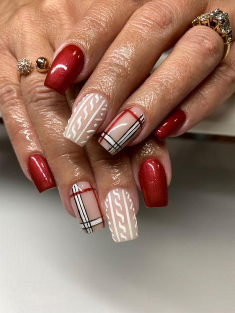 Acrylic Nails Plaid Design, Sweater Plaid Nails, Buffalo Plaid Nail Art, Beginning Of December Nails, Christmas Nails 2023 Plaid, Glossy Sweater Nails, Fall Nails With Plaid Design, Tartan Nails Christmas, November Sweater Nails