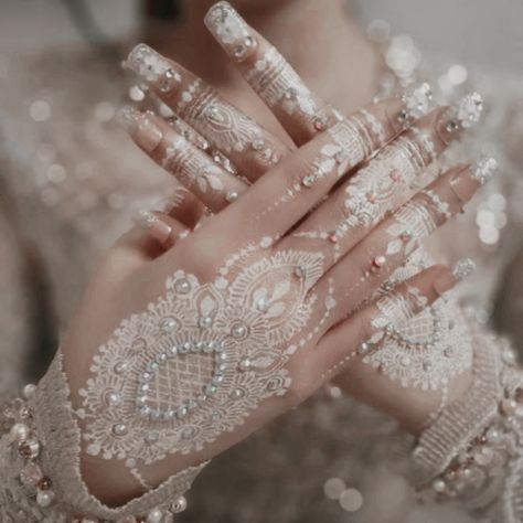 White Wedding Henna, Inai Putih, White Mehndi, White Henna Tattoo, Henna Hand Designs, White Henna Designs, Wedding Henna Designs, Mehndi Bride, Henna Nails