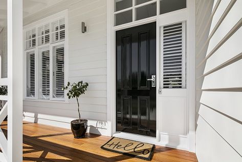 Weatherboard Exterior, Hamptons House Exterior, Hamptons Style Homes, Weatherboard House, White Exterior Houses, Exterior Color Schemes, Black Door, Hamptons House, House Paint Exterior