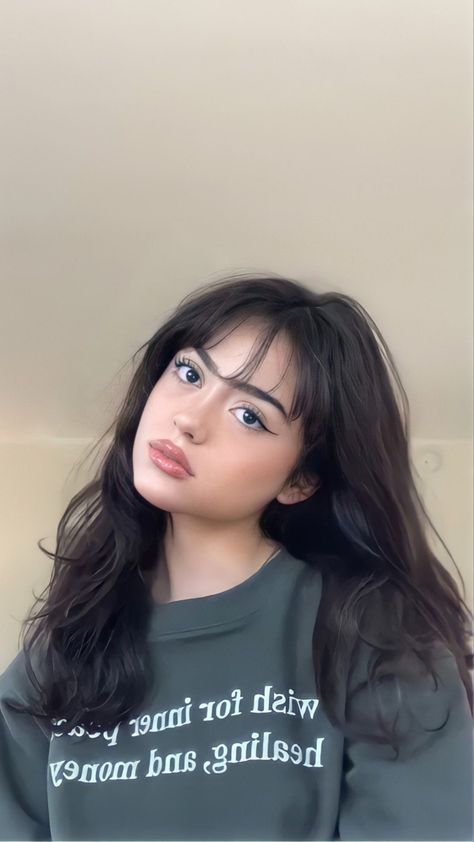 Nai Devora Hair, Very Light Bangs, Nai Devora Makeup, Dark Hair Wispy Bangs, Hair With Light Bangs, Light Bangs Haircut, Trendy Bangs Long Hair, Mid Length Haircut With Bangs, Light Bangs Wispy