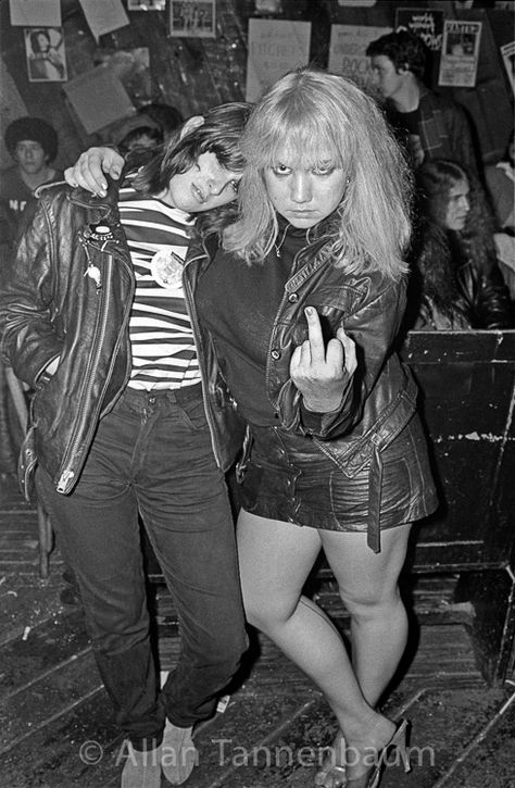 Punk rock fans hang out at CBGB on the Bowery. 1977 Jack Core, Cbgb Punk, Punk Photos, Flash Pictures, Punks 70s, Punk Rock Girls, 90s Punk, 70s Punk, 70s Photos