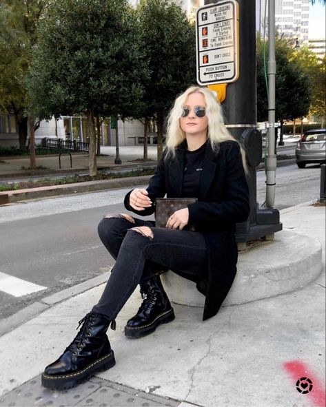 #allblackoutfit #docmartensstyle #blackbootsoutfit #bootsforwomen #boots #streetwear #streetstyleoutfits Tie Doc Martens How To, Patent Leather Doc Martens Outfit, Square Boots Outfit, Platform Ankle Boots Outfit, Platform Doc Martens Outfit, Doc Marten Jadon, Dr Martens Boots Outfit, How To Style Doc Martens, Doc Marten Platform