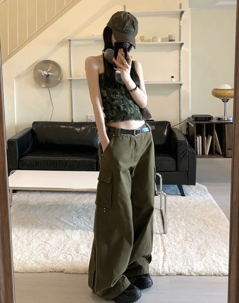 Y2k Black Boots Outfit, Y2k Style Cargo Trousers, Ulzzang Cargo Pants Outfit, Fitted Full-length Y2k Cargo Pants, Acubi Fashion Trousers, Acubi Fashion Cargo Pants, Fashion Cargo Pants, Japanese 90s, Japanese Y2k