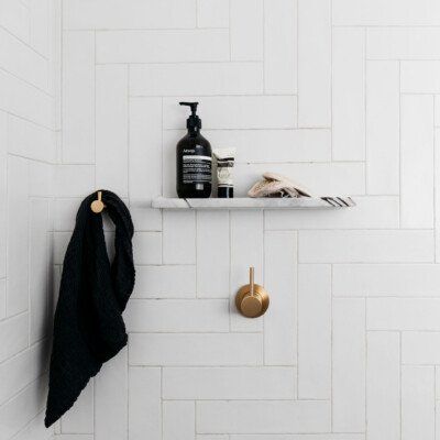 INSPIRATION: CHOOSING SUBWAY TILE DESIGNS FOR YOUR BATHROOM White Tiled Bathroom, Decus Interiors, Subway Tile Design, Tiled Bathroom, White Bathroom Tiles, Shower Shelf, Cold Shower, Shower Shelves, Bathroom Pictures