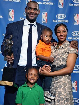 High school sweethearts :) VERY CUTEE FAMILY :DDDDD Lebron James And Wife, Lebron James Family, Basketball Family, Air Max Classic, Quotes Workout, Track Quotes, Nike Janoski, King Lebron James, Lebron James Lakers