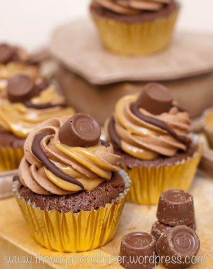 Rolo Brownie Cupcakes....brownie batter with caramel in the center with chocolate and caramel frosting swirled together. Rolo Brownies, Cupcake Flavours, Chocolate And Caramel, Brownie Cupcakes, Caramel Frosting, Gateaux Cake, Brownie Batter, Yummy Cupcakes, Dessert Cupcakes