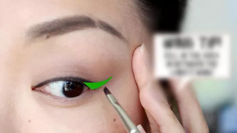 Eyeliner aanbrengen - wikiHow Eyeliner, Nose Ring, Make Up, Makeup, Beauty