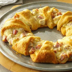 Wrap Dinner, Ring Recipes, Crescent Ring Recipes, Chicken Crescent Rolls, Crescent Recipes, Leftover Ham Recipes, Crescent Ring, Crescent Roll Recipes, Chicken Cordon