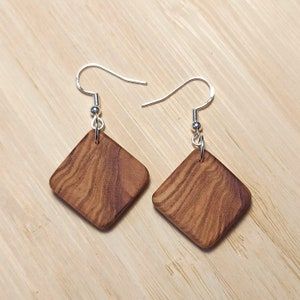 Wire And Wood Earrings, Small Wooden Earrings, Wooden Earing Ideas, Wood Jewellery Handmade, Wood And Leather Earrings, Wooden Jewelry Handmade, Wooden Earrings Diy, Diy Wood Earrings, Wood Earrings Diy