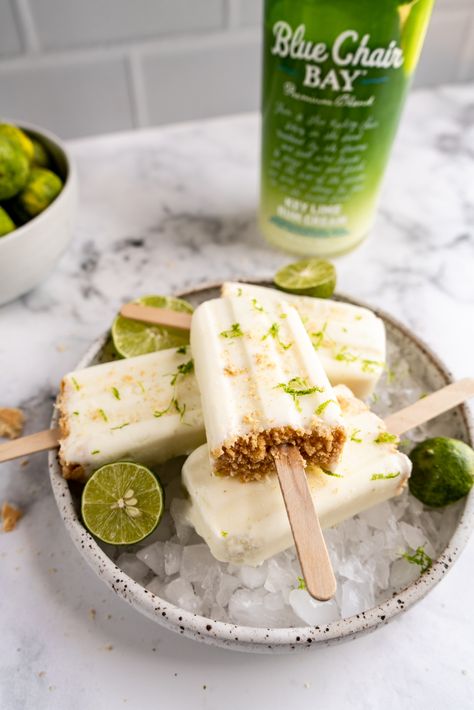 Boozy Key Lime Popsicles - The Windy City Dinner FairyThe Windy City Dinner Fairy Lime Popsicles, Greek Yogurt Breakfast, Boozy Popsicles, Weight Watcher Desserts, Simply Lemonade, Parfait Breakfast, Peach Lemonade, Low Carb Dessert, Summer Cocktail Recipes