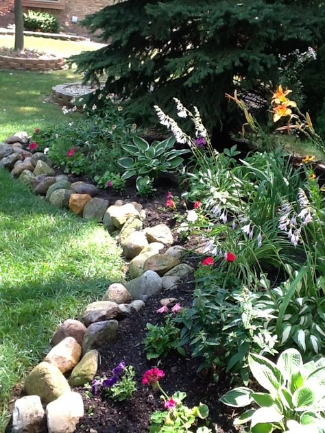 Garden Edging Rocks, Natural Rock Borders Edging, Landscape Rock Edging, Natural Garden Border Ideas, Perennial Rock Garden Ideas, Natural Rock Landscaping Border, Natural Border Landscaping, Field Rock Landscaping Ideas, Rock Boarder Landscaping Garden Edging