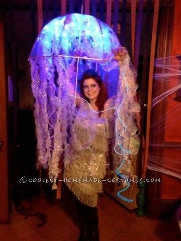 So this year for my Halloween costume I decided to be a jellyfish. But not just ANY jellyfish, a biolumenescent Jellyfish! After scouring the internet for Jellyfish Costume Diy, Jellyfish Halloween Costume, Jellyfish Halloween, Seussical Costumes, Glowing Jellyfish, Jellyfish Costume, Diy Jellyfish, Fish Costume, Clever Halloween Costumes