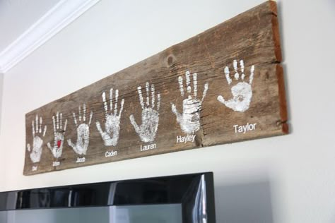 Handprint Wall, Diy Wand, Family Wall Decor, Idea Room, Family Crafts, Family Wall, Décor Diy, Diy Signs, Pallet Projects