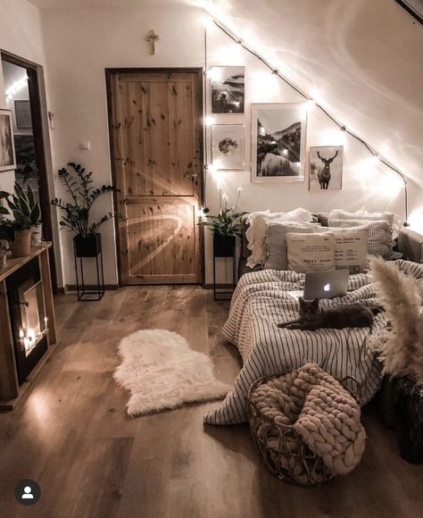 Western Bedroom Decor, Instagram Movie, Bedroom Decor Cozy, Room Redesign, Attic Bedroom, Cute Bedroom Decor, Country Bedroom, Cozy Room Decor