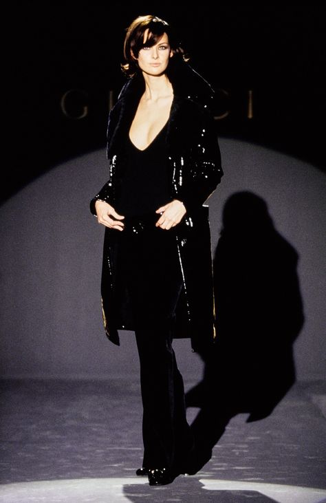 See the complete Gucci Fall 1995 Ready-to-Wear collection. Edgy Feminine, Gucci Runway, High Fashion Runway, Timeless Glamour, 90s Runway Fashion, Original Supermodels, 80s And 90s Fashion, Versace Couture, 1990s Fashion