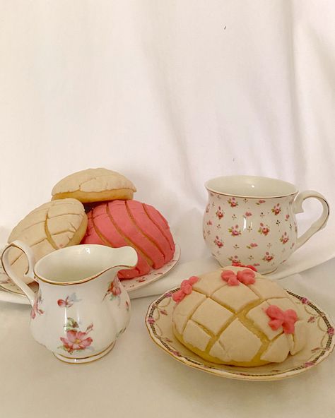 Aesthetic cute conchas Pan Dulce Aesthetic, Conchas Aesthetic, Pumpkin Conchas, Pink Conchas, Concha Bread, Conchas Pan, Library Nook, Aesthetic Cute, Shop Ideas