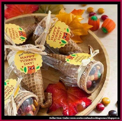 Dollar Store Crafter: These Thanksgiving Cornucopia Candy Favors Would B... Thanksgiving Candy, Thanksgiving Party Favors, Thanksgiving Mom, Thanksgiving Snacks, Thanksgiving School, Thanksgiving Favors, Happy Turkey Day, Thanksgiving Decorations Diy, Thanksgiving Treats