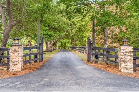 Entrance Gates Driveway, Driveway Entrance Landscaping, Brick Driveway, Farm Entrance, Ranch Gates, Driveway Entrance, Farm Gate, Driveway Landscaping, Ranch Farm