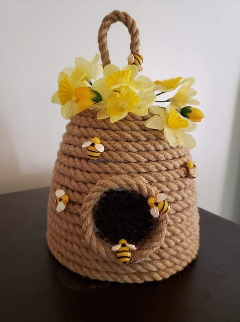 Bumble Bee Crafts For Adults Diy, Winnie The Pooh Crafts For Kids, Outside Easter Decorations, Craft With Yarn, Easter Decor Outdoor, Beehive Diy, Simple Easter Decorations, Beehive Craft, Bee Hives Diy