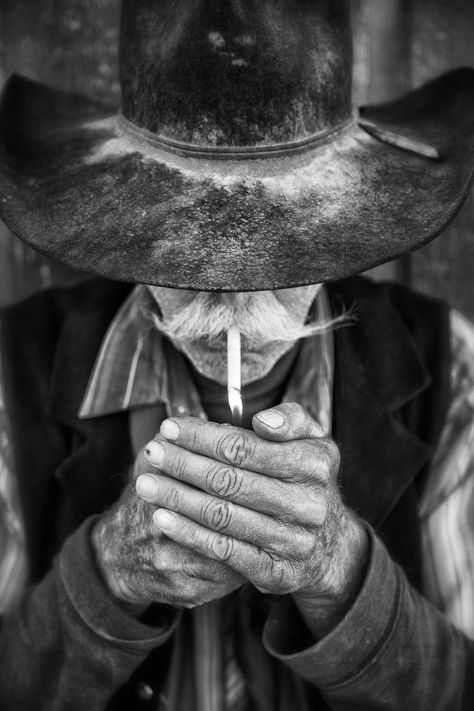 West Arte Cowboy, Cowboy Photography, Western Photography, Foto Portrait, Photographie Portrait Inspiration, Cowboys And Indians, Western Aesthetic, Cowboy Art, Poses References