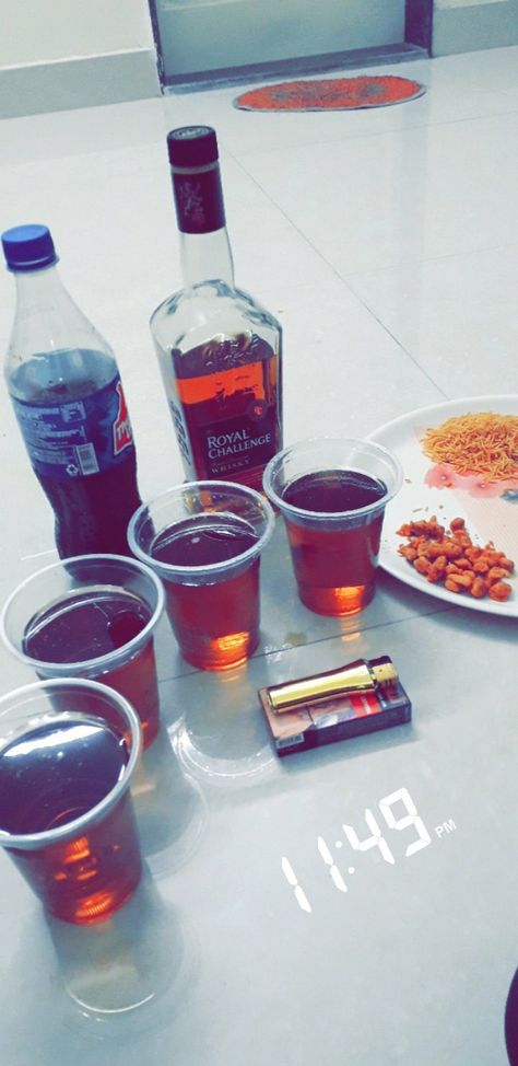 Daru Party At Home, Bacardi Snap, Alcohol Party Snapchat, Daru Bottle Drinks, Alcohol Snapchat, Daaru Party Pic, Alcoholic Drinks Pictures, Pretty Alcoholic Drinks, Popular Beers