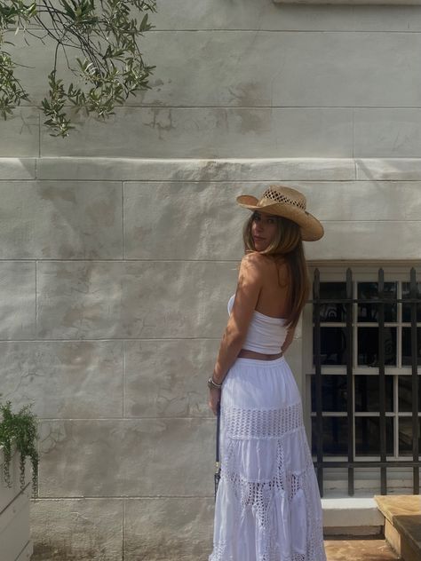 Cowgirl Straw Hats, Summer Outfit Hat, Festival Outfit Cowboy Hat, Cowgirl Hat Beach Outfit, Mexico Cowboy Aesthetic, Cowboy Straw Hat Outfit, Cowgirl Straw Hat, Cowgirl Beach Hat, Cowgirl Hat Outfit Summer