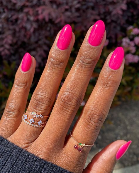 Nail Trends Summer 2023, Pink Nails Neon, Trends Summer 2023, Claire Core, Summer Nails Aesthetic, Best Nail Trends, Neon Pink Nails, Nails Rose, Summer Nail Polish