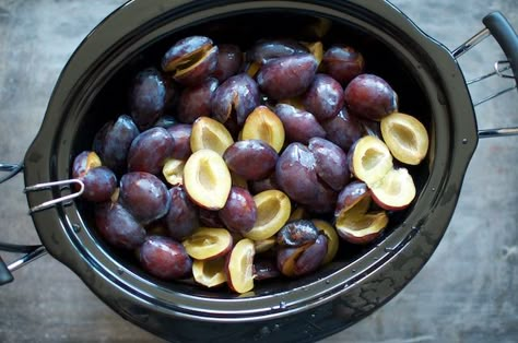 Crock Pot Plum Butter, Italian Plums Recipes, Plum Butter Crockpot, Plum Butter Recipe Canning, Plum Preserves Recipe, Italian Plum Recipes, Slow Cooker Plum Butter, Plum Butter Recipe, Plum Preserves Recipe Easy