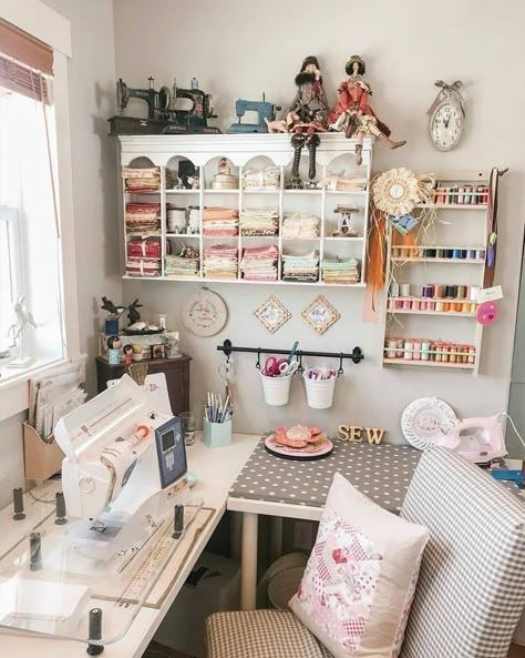 Atelier Decor, Sewing Nook, Sewing Corner, Sewing Room Inspiration, Sewing Room Storage, Sewing Spaces, Room Organisation, Ball Room, Craft Spaces