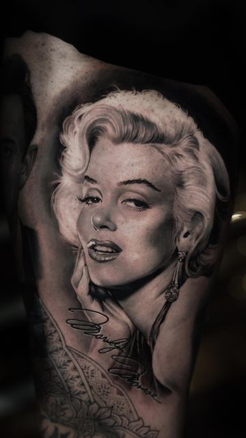 Daniel luzardo TATTOO ARTIST on Instagram: "Happy Monday fam, best vibes to achieve an amazing week. Recent Marilyn Monroe #photorealism for my bro @travip123 , can’t wait to finish this leg project. This month we will be going to @villainarts tattoo expo in #philadelphia next to our family @inked_nyc 💪🏼 see you there 🔥❤️ #tattooideas #marilynmonroe #daniluztattoo" 50s Tattoo Sleeve, Marilyn Monroe Portrait Tattoo, Marlyne Monro Tatoos Ideas, Marylin Monroe Tattoos, Marilyn Monroe Tattoo Sleeve, Portrait Back Tattoo, Celebrity Portrait Tattoo, Marylin Monroe Tattoo Ideas, Marilyn Monroe Tattoo Ideas