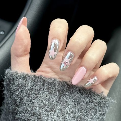 Pink Silver Nails, Pink And Silver Nails, Blackpink Nails, Minimal Nails, Pretty Gel Nails, Soft Nails, Minimalist Nails, Dream Nails, Fire Nails