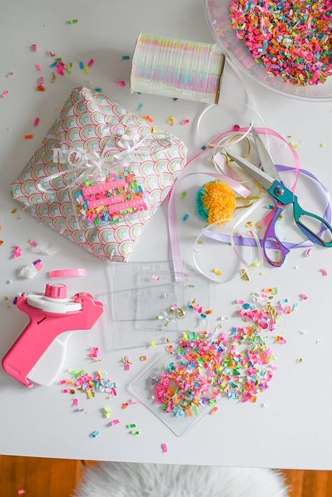 DIY Confetti Gift Tags {that are personalized and reusable!} - The Confetti Bar Cricut Confetti, Paper Cricut Projects, Confetti Crafts, Diy Gift Tag, Homemade Gift Tags, Corporate Client Gifts, Cute Gift Tags, Fuse Tool, Confetti Bars