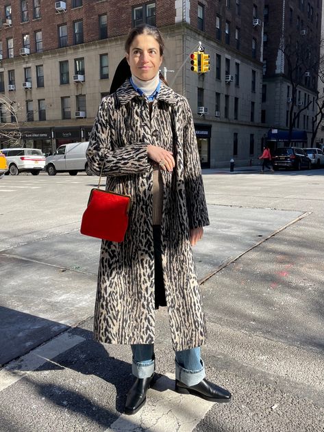 Leopard Coat Outfit, Leandra Medine Style, Winter Layering Outfits, Animal Print Outfits, Leopard Coat, Red Turtleneck, Winter Outfits Cold, White Turtleneck, Layering Outfits