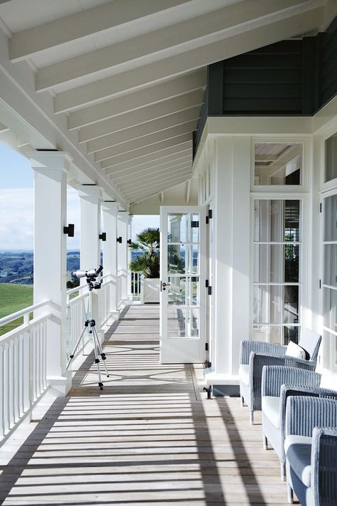 Wide verandah of a luxury estate in New Zealand known as Kauri Cliffs lodge | Photography: Mark Roper Farm Luxe, Country Ranch Style Homes, Verandah Ideas, House Hamptons, Veranda Ideas, Hampton Homes, Hamptons House Exterior, Hamptons Style Homes, Hamptons Style Home